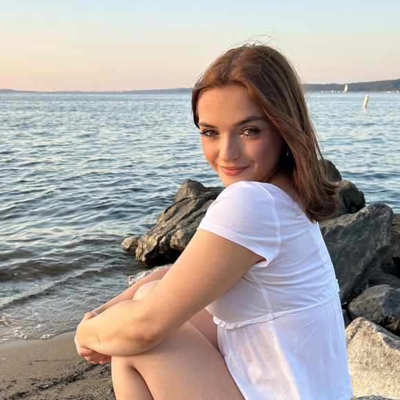 Meet your Posher, Tiffany - Picture 1 of 1